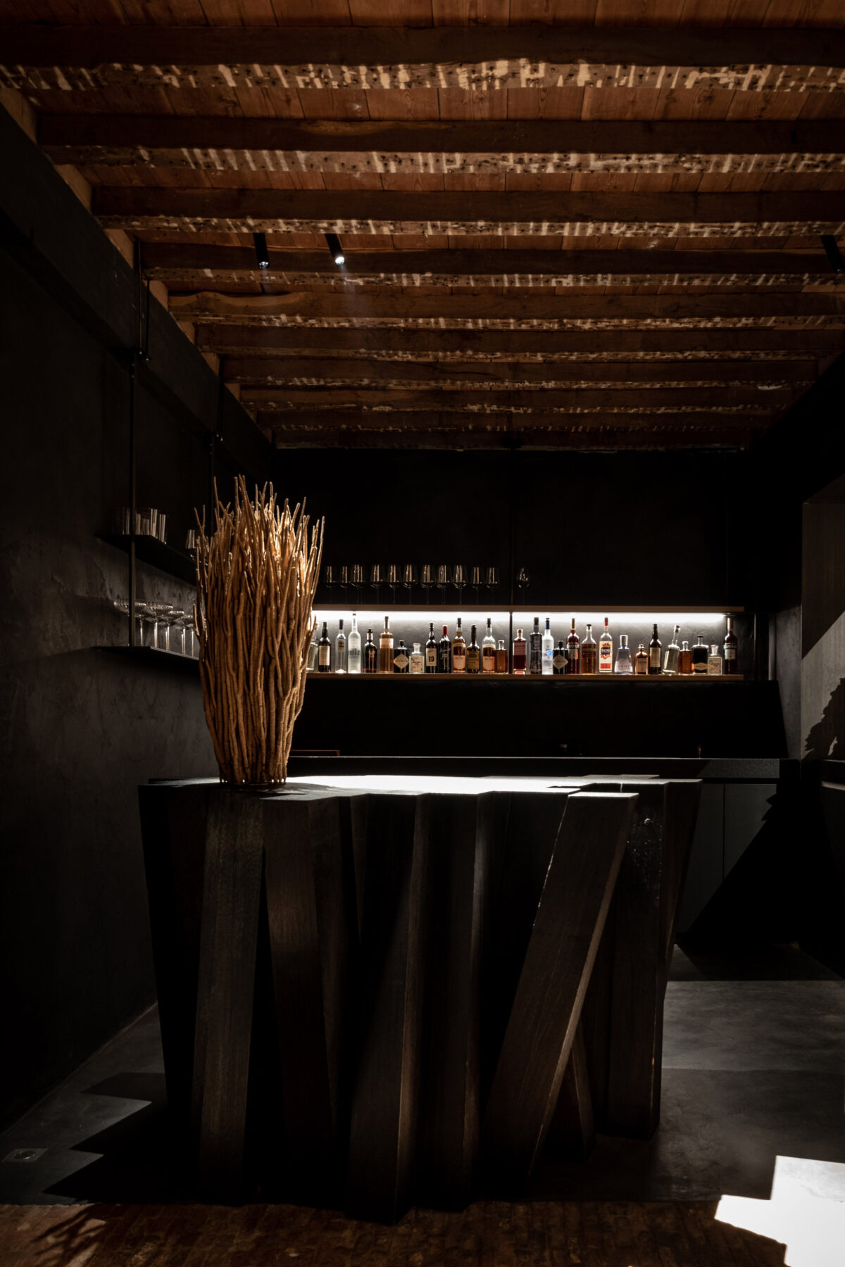 Håndlayer mineral surfaces & artisan painting stable restaurant