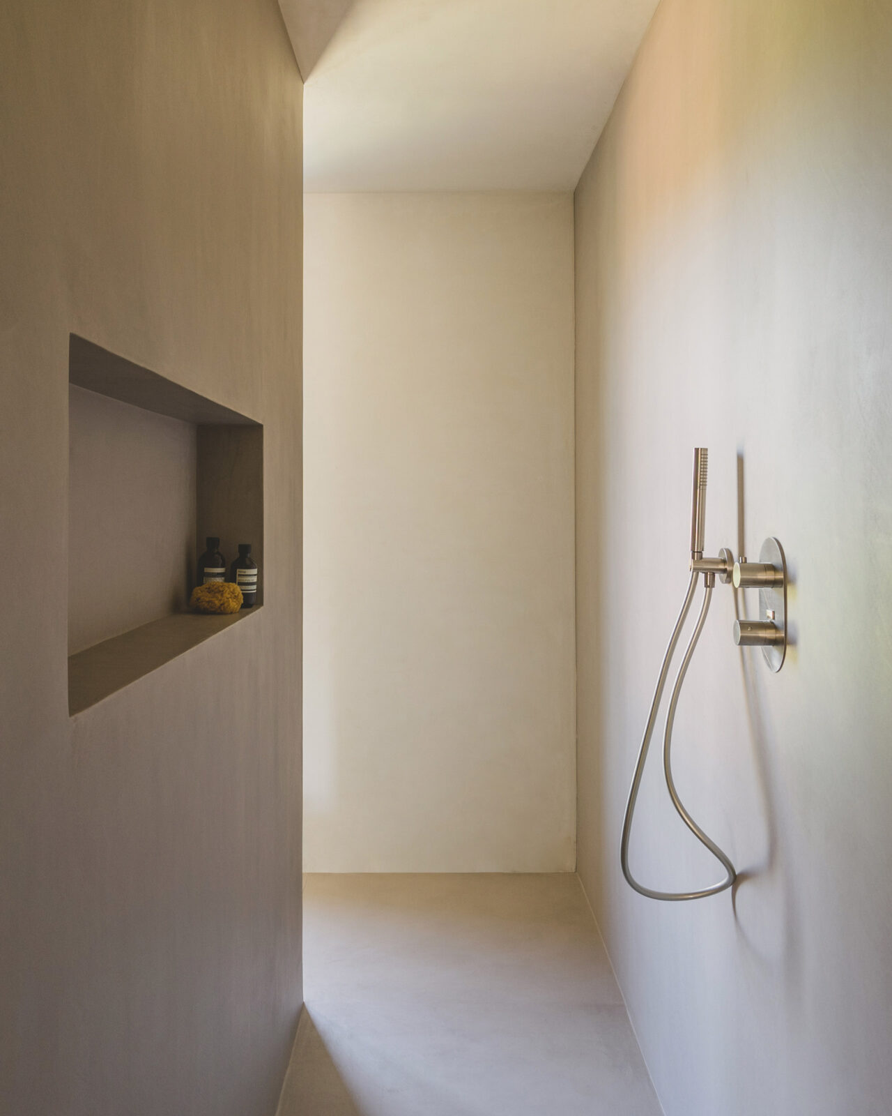 Håndlayer mineral surfaces badkamer Kasterlee 05
